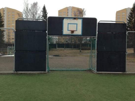 Bilde 2 viser sjekk av kunstgresset i ballbingen. 3.2.2 Gummimatter Det ble observert ca. 25 m² totalt med gummimatter på vegg bak basketballkurvene i kortveggene av banen.