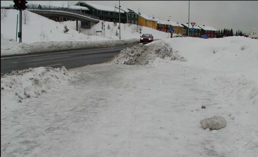 73 fotgjengerovergangen til fortauet/gangbanen. Disse åpningene bør ryddes umiddelbart. Dette er nødvendig for å unngå konflikter mellom ulike trafikantgrupper.