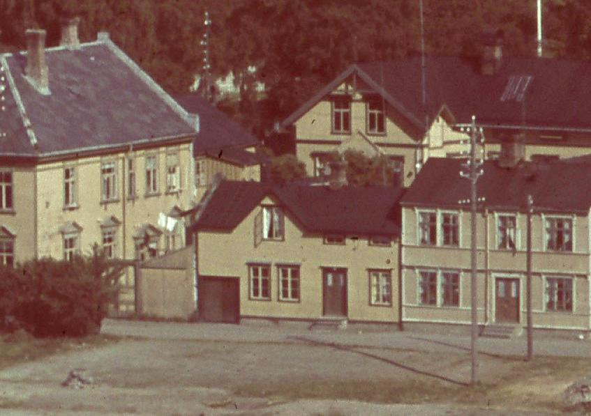 2 Opplysninger om prosjektet 2.1 Generell orientering Eldre foto Sjøgata 42A til venstre. Foto: Levanger Museum Bygningen ble oppført i 1903 som administrasjonsbygg for Verdalsbruket.