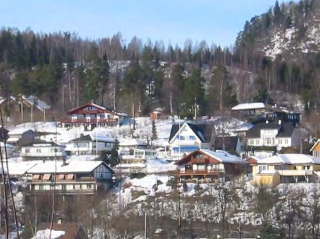 - Bebyggelsen er i stor grad plassert parallelt / vinkelrett i forhold til terreng eller vei, som regel med mønet parallelt med kotene.