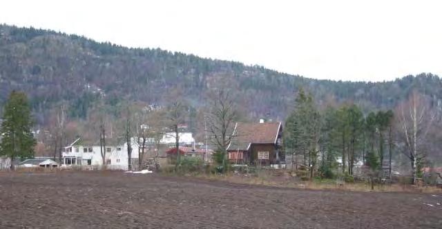 Kulturminnene inngår i et område med stort kulturhistorisk innhold ( Område 14 Hvalstadåsen ). I sør grenser området til eldre veifar. Viktig biologisk mangfold: Dam v.