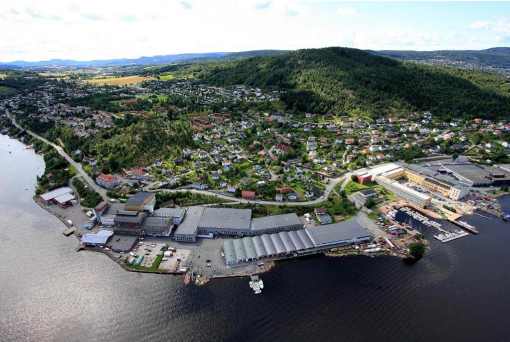 5.3 LANDSKAP, BLÅGRØNNE-STRUKTURER Planområdet ligger på det laveste platået ut mot fjordlandskapet på Nøstodden. I øst grenser planområdet til fjorden.