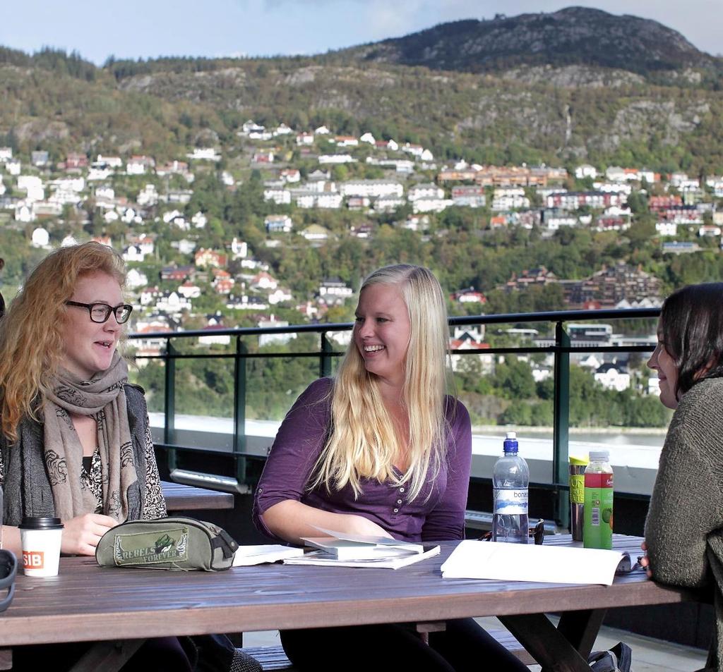 Bergen Studiestad Møllendalsveien held til like inntil Store Lungegårdsvann. 1000 studentar og nær 200 av dei tilsette held til her.