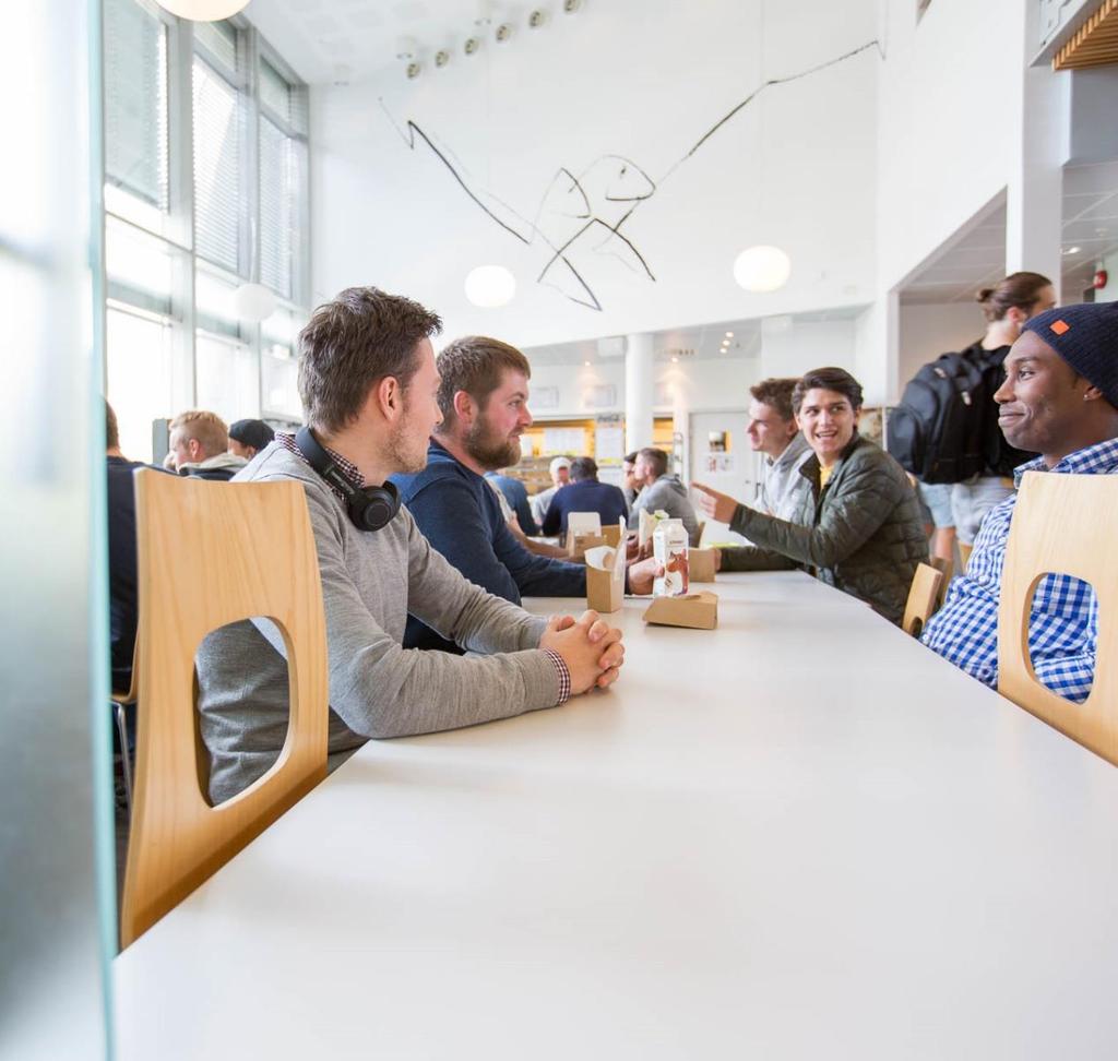 Førde Høgskulebygget på Vie er studiestad for 775 studentar, og arbeidsplass for 85 tilsette.