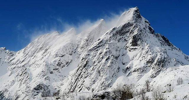 Skottinden i Ballstad i Lofoten i frisk vind i slutten av mars. Foto: John-Inge Berg/@joinb57 Månedstemperaturen for hele landet lå 2,0 C over normalen.