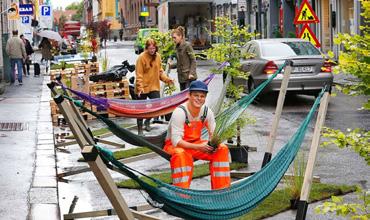 Oslo kommune arrangerte gateteater rundt om i byen på bilfri dag, basert på barneboka «Hvis det ikke fantes biler».