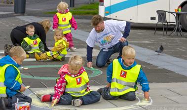 Barna får tegne en stor "Do the right mix" logo i Gjøvik.