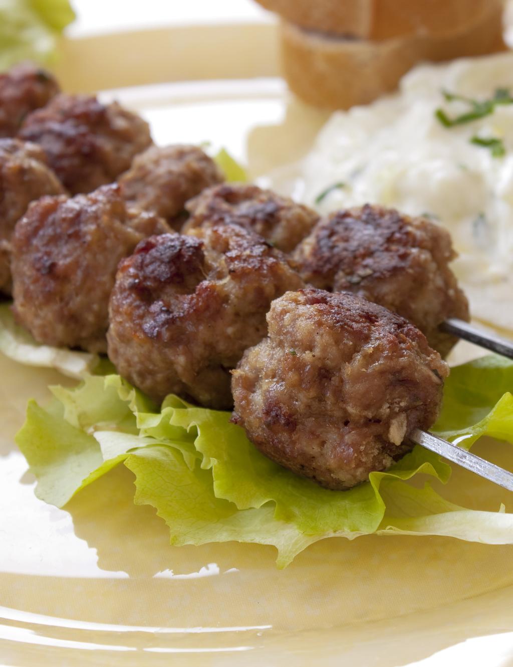 Greske lammeboller på spyd med gresk salat og tzatziki Hvem lengter ikke tilbake til sol, strand og god mat etter en vellykket ferietur i sydlige strøk?