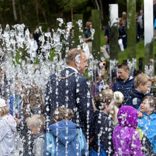 Skulpturens form tar utgangspunkt i vannets bevegelse og skaper en rekke rom med ulike dimensjoner av stillhet: øredøvende stillhet der vannet kommer til fri utfoldelse i fontenen, men også rom for