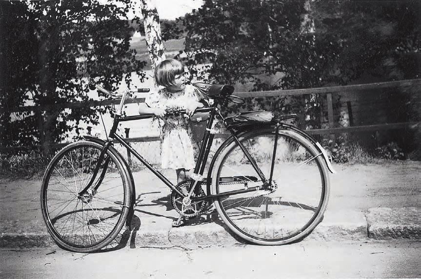 T. V. Grinde: Ungdomstid i skyggen av krig Beretninger om krigsbarndom 1940 1945 en fan tas tisk 17. mai og fri gjø rings fest med ven ner.