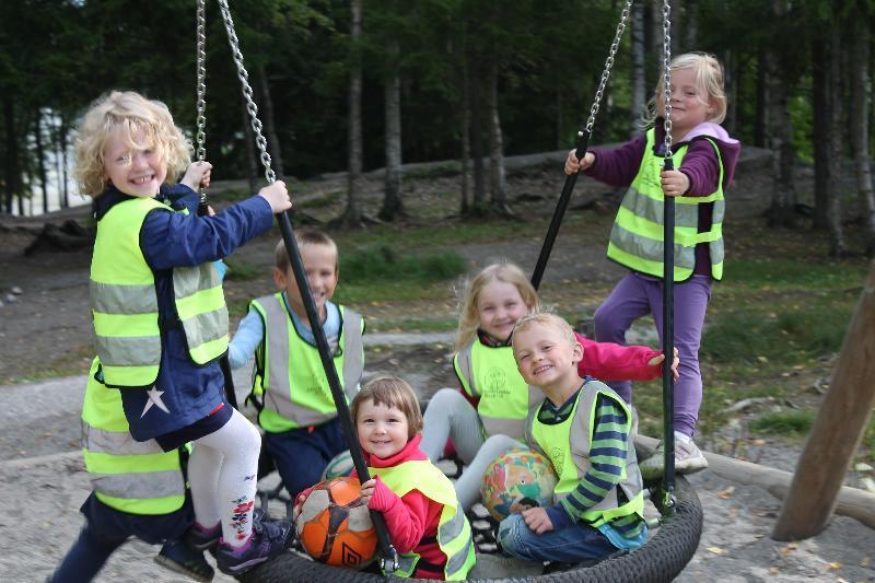 I begynnelsen av hver måned legger vi ut månedsbrev på nettsiden.