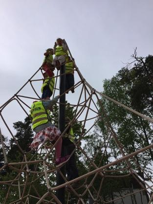 Neste dag hadde alle fått en fin opplevelse av å sove sammen i skogen på Gaupeplassen som vi er så glade i.