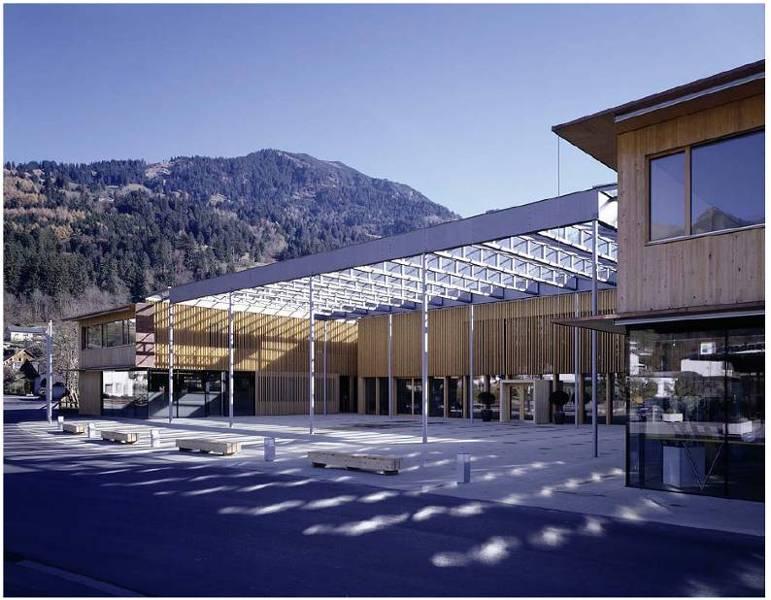6.1.2.7 Kommunehuset i Ludesch, Østerrike Kommenen Ludesch i delstaten Vorarlberg vest i Østerrike fikk i 2005 et nytt rådhus med flere tilleggsfunksjoner. Arkitekt var Hermann Kaufmann.