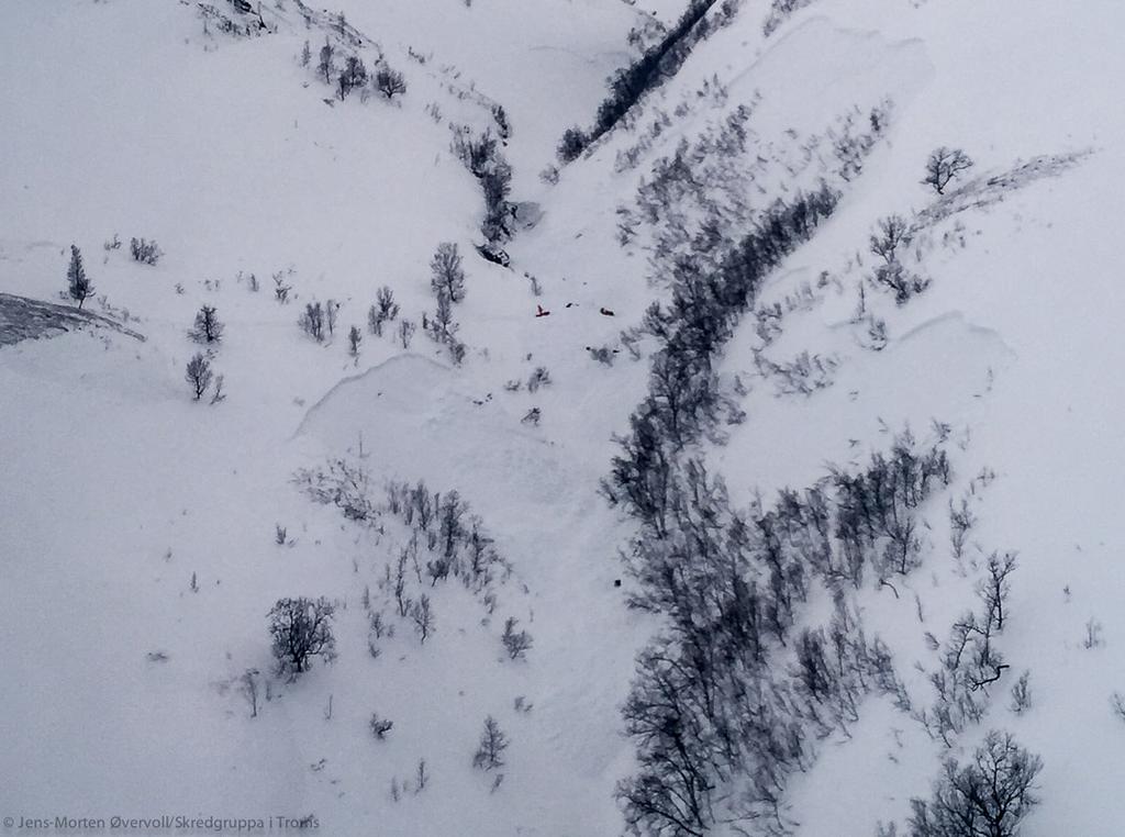 Hundre meter før dalen vider seg ut mot sør er det en trang passasje i dalføret hvor med over 30 graders hellinger helt ned til elveleiet på begge dalsider, her har de valgt å sette sporene 10-15