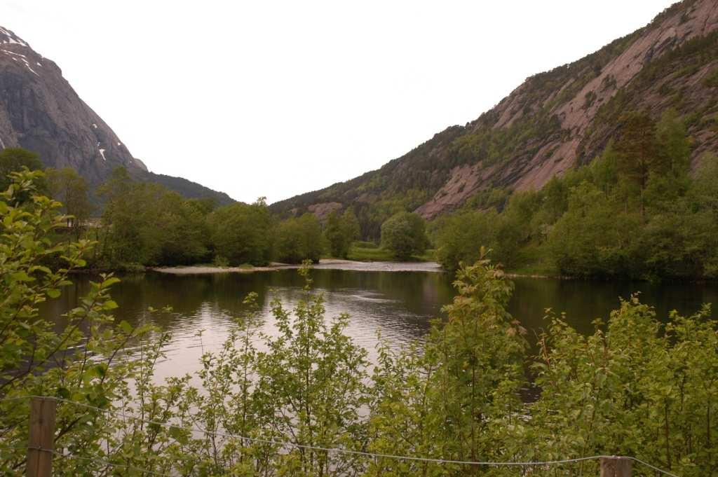 Strekningen Svardalsvatnet Vassetevatnet I den nedre delen er strekningen sakteflytende og elvebunnen er dominert av stein og grov grus.