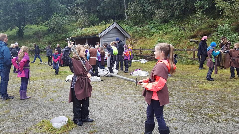 Bergendal miljøagenter Året startet med deltakelse på klimafestivalen i Bergen sentrum. Lørdag, 16. Januar deltok laget med miljøquiz og skriveverkstedet for barn - Si fra!