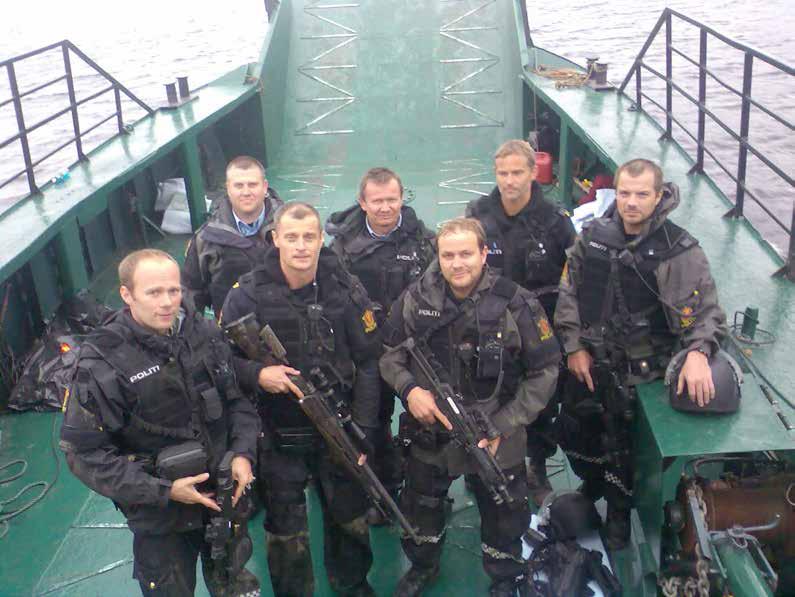 19 FOTO: PRIVAT HJEMREISEN: Mannskapene fra Søndre Buskerud politidistrikt er slitne, men fattet når de forlater Utøya 23. juli 2011.