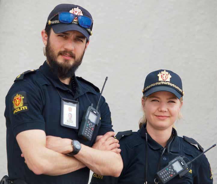 37 OVERARBEIDET: Politibetjent Karl Nordlie og politistudent Helle Nygård Haug kjenner begge på et voldsomt arbeidspress. som koster tre timer fravær for to betjenter.