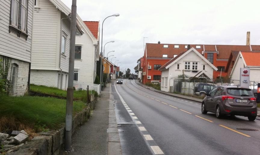 Bebyggelsen langs veien skjermer i noe for terrengformene bak, se fra veien.