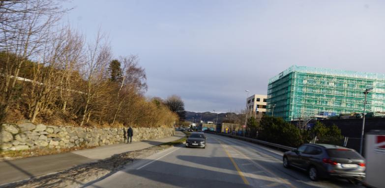 I nedre del av Stavangerveien ligger boligtomtene på nedsida av veien en del lavere i