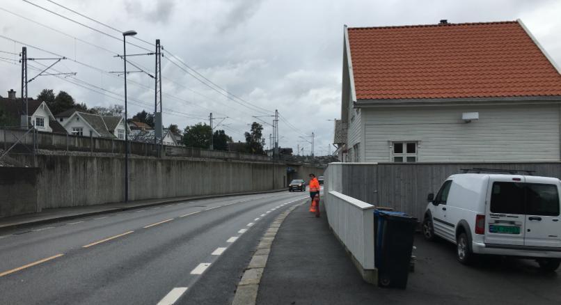 Langs Stavangerveien er det store, u lytende flater med harde dekker, hovedsaklig asfalt. Bygningsstrukturen virker selvgrodd, med lite struktur.