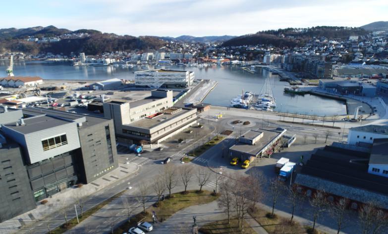 Jernbanetraseen er en svært tydelig barriere langs hele strekket fra Luravika og innover. Jernbanen er en fysisk barriere for ferdsel i seg selv, også der den ikke ligger på fylling.