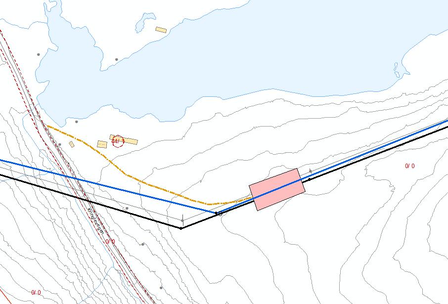 R10 Stemmetjørna trommelplass Lokalitet: Sør for Stemmetjørna, nord for Haugsværfjorden, Masfjorden kommune. Posisjon: N 6756210 E 308198 Plassering av brems og tromler for strekking av liner.