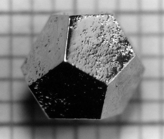 Pyritten, også kalt narregull, er et veldig godt eksempel. Se hvor tydelig man ser tre kubeliknende formasjoner på Figur 2.15a.