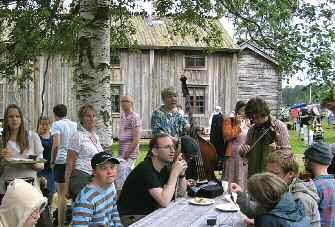 glimt fra verden Nordisk Camphill Landsbyfestival i Sverige Deltagere fra Camphill-landsbyene i Norge gir et bilde fra en dag hver Tekst og foto DAG BALAVOINE Her var vi samlet igjen;