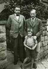 glimt fra verden Friedwart Johannes Bock Friedwart i 1934 med sin far Emil og onkel Fritz. Arkivfoto fra familien Bock. Friedwart Johannes Bock døde i Aberdeen tidlig på pinsesøndag morgen, 23.