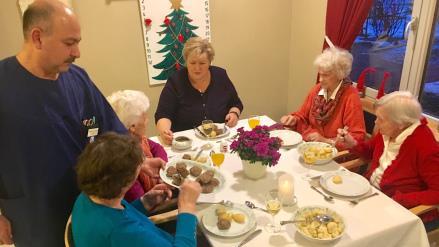 Utdrag fra Ernas nyttårstale: Han så at de eldre spiste for lite. Flere var underernært. Før halv to var både frokost, lunsj og middag servert Mohsen Jamei flyttet middagen til halv fire.