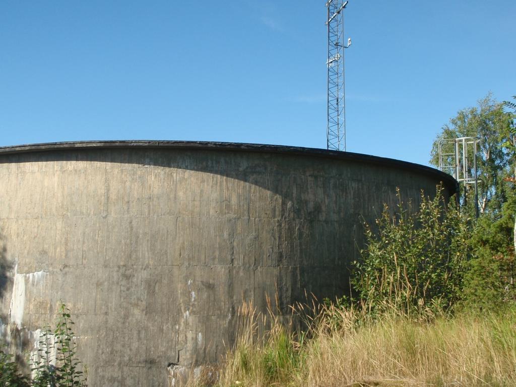 Betongkontroll høydebasseng Kihlås 11 Taket er trukket ut over veggene i en gesims. Det er observert noe, lite omfang, avskaling på grunn av armeringskorrosjon på denne.