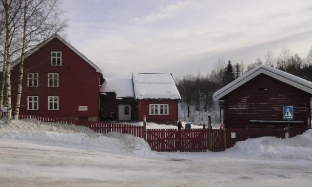 De ønsker å utvide Kiwibutikken til å omfatte et lite «nærsenter» med matvarebutikk inkl post, apotek og to etasjer med til sammen 18 leiligheter.