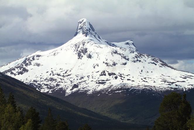 Solvågtind Solvågtind er en av de mest særegne fjelltoppene i Nord-Norge. På godværsdager er det flott utsikt fra den 1559 meter høye tinden. Lengde: Ca. 20 km tur/retur med 1400 m stigning (ca.