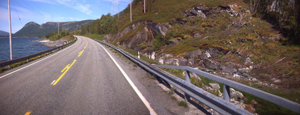 Avkjørsel B planlegges etablert ved utløpet av elva og broen. Det er stor høydeforskjell mellom terreng og fylkesvei. Mellom fylkesvei og elven er det etablert autovern. Jf.