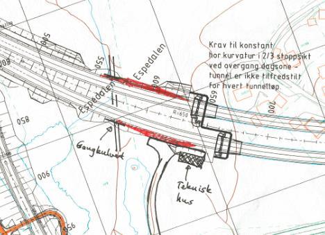 -8 Fig. 2.2 3.2 Kolltveittunnelen øst, regulering mot tunnel Her er det vanskelig å få til en kryssing av midtdeler med nødvendig varsling. Dette skyldes at nødåpningen (i grønt på fig.2.3) må trekkes tilbake til der hvor akselerasjons- og retardasjonsfeltene ligger (i blått).