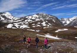 Mesteparten av kystlinja rundt Lyngenhalvøya er bosatt og sjøen tilknyttet området er mye benyttet til fiske og rekreasjon.