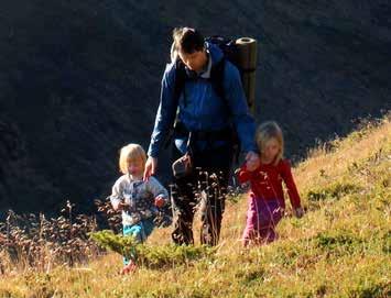 Følg skogsvei fra Svensby tursenter og fortsett på stien ca. 3 km.