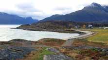 Sandvika - Foto: Maja S. Kvalvik På tur i våre statlig sikra friluftsområder Lyngen har to statlig sikra friluftsområder. Dette er Sandvika og Årøyholmen.