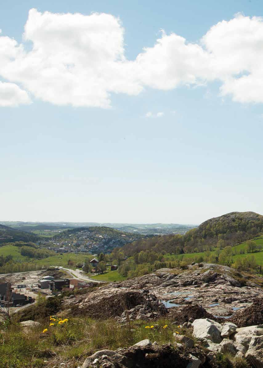 N Naturskjønne Friluftsbyen De vertikaldelte boligene ligger i flotte omgivelser i Friluftsbyen på toppen av Skaarlia. De går over to plan, og hver bolig er på til sammen 133 m 2.