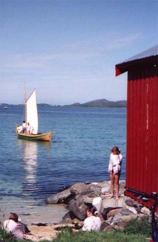 Vi er stolte over en åfjordsbåt som står i dette naustet, den er ikke lenger sjødyktig, den vil fortelle om slitasjen den har fått etter bruk i sei-, torsk- og feitsildfiske.