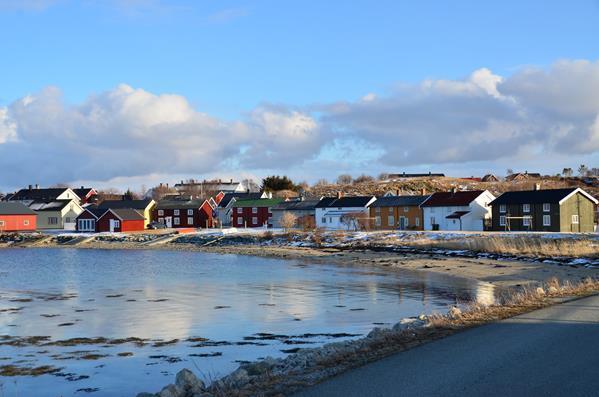 Familiene som bodde i Sjøgata hadde for det meste sitt utkomme fra sjøen, men dyrket også poteter og annet på små jordlapper.