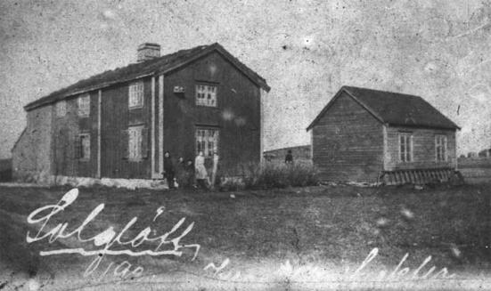 [GPS: 63.715632, 9.567863] Historiske Ørland -- Husmannsplassen Tinden "Gårdsbruket" Tinden var husmannsplass mellom 1883 og 1982. Husmannsplassen ligger under gården Hoøya, g.nr.