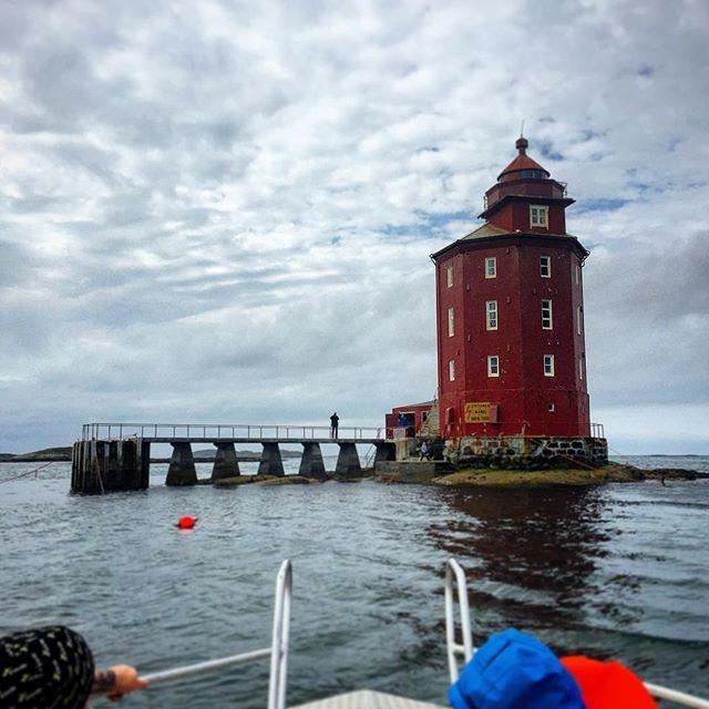 Historiske Ørland fiske og sjøfart Kjeungskjær fyr ved Uthaug Opprettet 1880. Fyret er et 20,6 meter høyt åttekantet steintårn.