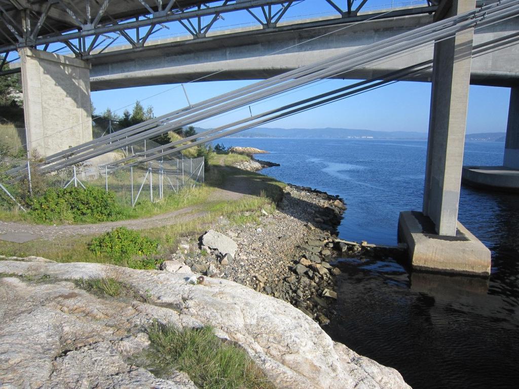 Søm Akse 2 Akse 3 Akse 4 Varodden Figur 3. Lengdesnitt, bru eksisterende vestgående løp, fra øst til vest. Området ved vestre landkar, ved Varodden, preges av svaberg og stedvis tynt løsmassedekke.