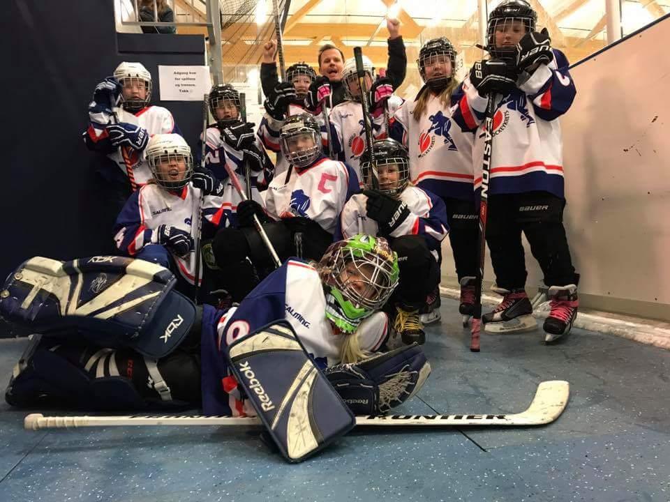 Derimot har Tomas Olsson fra Moss Hockey (trener) hatt stor suksess med et yngre jentelag, Østfoldjentene U8-U10.