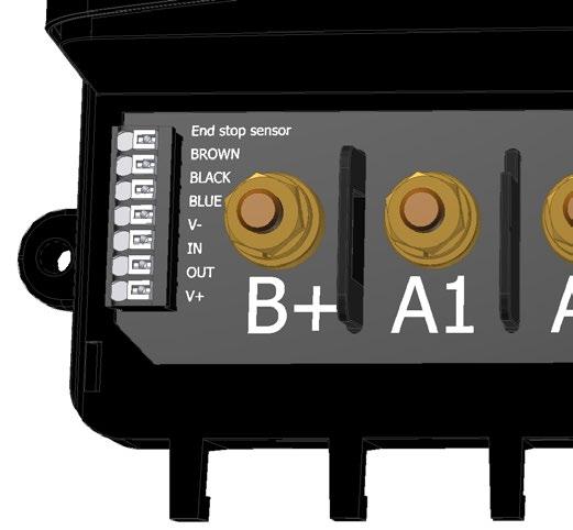 Før kabel gjennom hullet. 4. Fjern beskyttelses tape fra baksiden av panelet og press panelet mot overflaten. 5. Før deretter kabelen til Kontrollenhet 6.