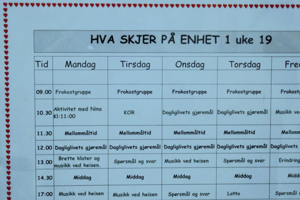 På et sykehjem er vaktrommet et viktig tekstsamlingspunkt. Her samles de ansatte før arbeidet starter, og ofte bruker de det også som kontor eller møterom.