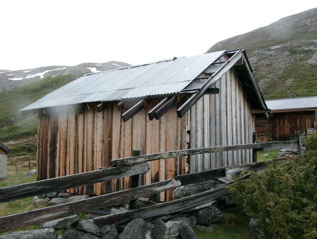 Bilde 2: Bilde av låven 2004. I 2006 ble det satt inn dør og 2 vinduer i låven, og huset ble innredet som sovehus med bl.a. hems, spisebord og kjøkkenkrok med komfyr og kjøleskap som går på gass.