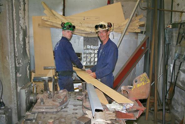 Ivan Høgeli og Håvard Berentsen prefabrikerer nye spant etter mal av de gamle. Spant og øvrige vinkler ble reparert ved innfellinger av nytt stål i originalt materiale.